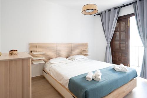 ein Schlafzimmer mit einem Bett mit weißen Handtüchern darauf in der Unterkunft Lovely 1- bedroom rental with pool, close to the beach in Vera