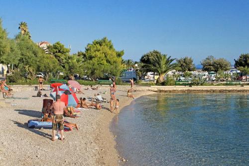 a group of people on a beach near the water at Studio Orebic 4563d in Orebić