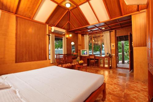 Postel nebo postele na pokoji v ubytování Cherai Beach Resorts