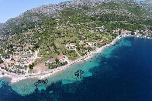 Apartments by the sea Kuciste, Peljesac - 12832 في كوتشيشته: اطلالة جوية على جزيرة في المحيط