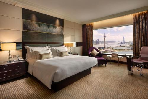 Habitación de hotel con cama grande y escritorio. en StarWorld Hotel, en Macau