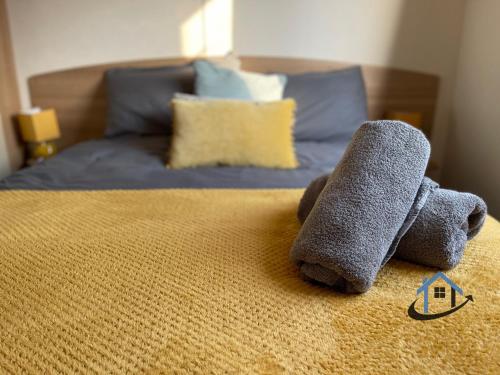 Een bed of bedden in een kamer bij Taverner Place, modern holiday home, sleeps 8, pets, corporates welcome
