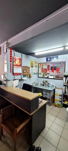 a fast food kitchen with a counter in a restaurant at Api-Api GuestHouse in Kota Kinabalu