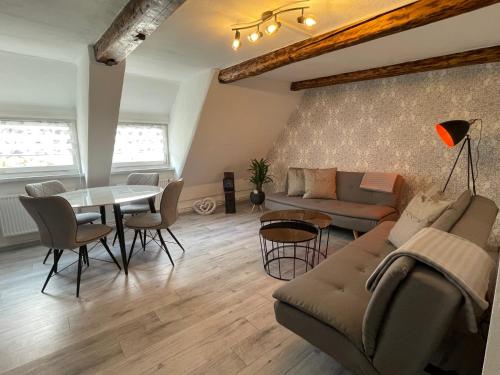 sala de estar con sofá y mesa en Ferienwohnung Goslar am Marktplatz A4, en Goslar