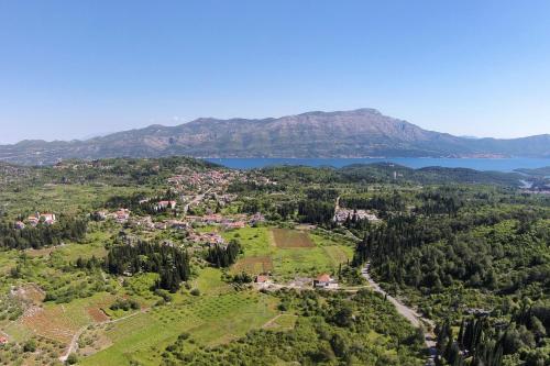 uma vista aérea de uma cidade com um lago e montanhas em Apartments with WiFi Zrnovo, Korcula - 16254 em Korčula