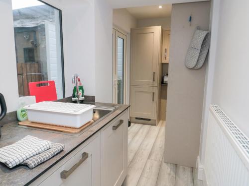 eine Küche mit Spüle und Arbeitsplatte in der Unterkunft 1 Princess Street in Scarborough