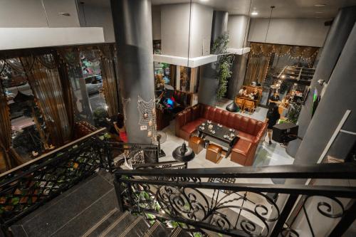 an overhead view of a living room with a couch at Hak Heng Hotel in Krong Poi Pet