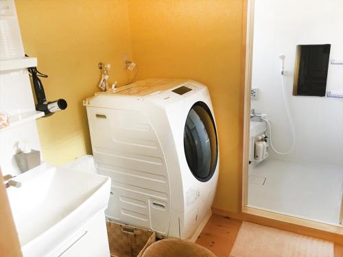 También incluye lavadora y baño con ducha. en Chikugo Yoshii Guest House IKUHA - Vacation STAY 00064v, en Ukiha