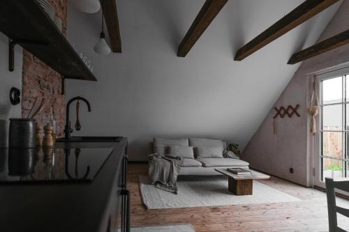 圖默利拉的住宿－Österlen loft，客厅配有沙发和桌子
