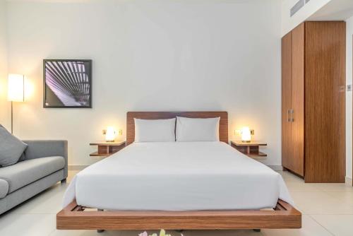 Postel nebo postele na pokoji v ubytování Adagio Abu Dhabi Al Bustan