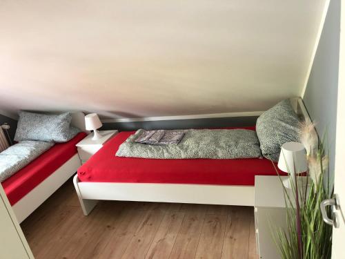 una piccola camera con letto e divano di Flensburg Zentrum 50 04 a Flensburgo