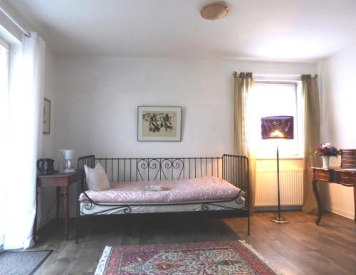 Bett in einem Zimmer mit Fenster in der Unterkunft Gästezimmer im Hamburger Norden - nahe EuroFH und ILS in Hamburg