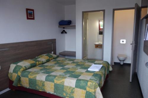 Ένα ή περισσότερα κρεβάτια σε δωμάτιο στο Tour Hôtel