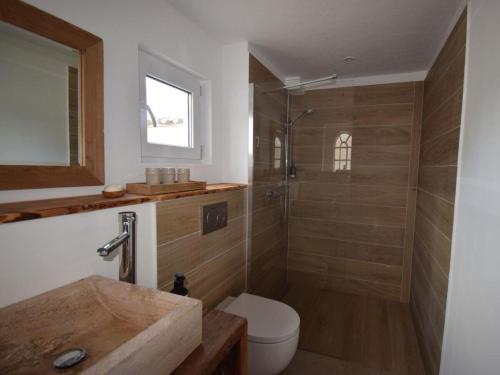 a bathroom with a shower and a toilet and a sink at Ferienhaus Galerie No 5 in Garding