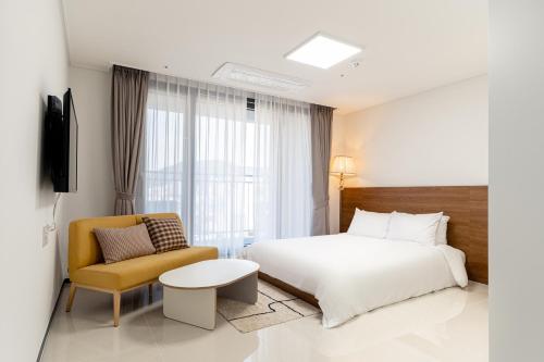 Ένα ή περισσότερα κρεβάτια σε δωμάτιο στο Urbanstay Busan Cityhall