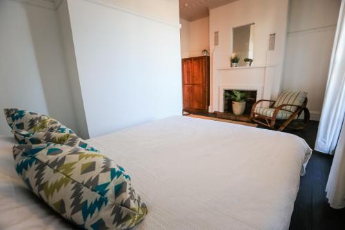 Una cama o camas en una habitación de Charing Cross Hotel
