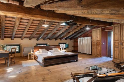 - une chambre avec un lit dans une pièce dotée de plafonds en bois dans l'établissement Flateli Mas Llop, à Sant Climent de Peralta