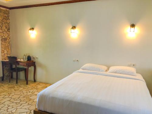 Postel nebo postele na pokoji v ubytování Edge Resort, Yogyakarta
