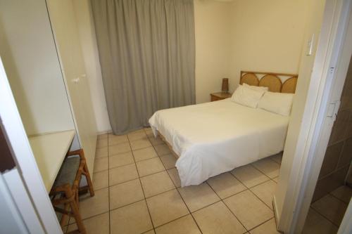 a bedroom with a white bed and a tiled floor at Boulevard 4 in Margate