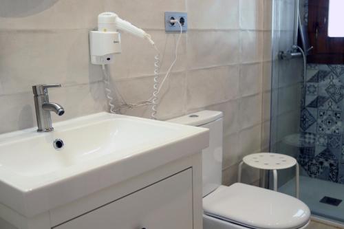 łazienka z umywalką, toaletą i prysznicem w obiekcie Precioso apartamento en Cuesta Gomérez -Puerta de las Granadas- con balcón a la Alhambra w Grenadzie