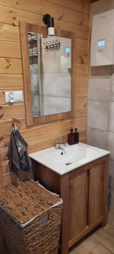 y baño con lavabo y espejo. en Domek z Bala Brajniki- całoroczny 