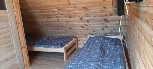 Habitación con 2 camas en una habitación de madera en Domek z Bala Brajniki- całoroczny, 