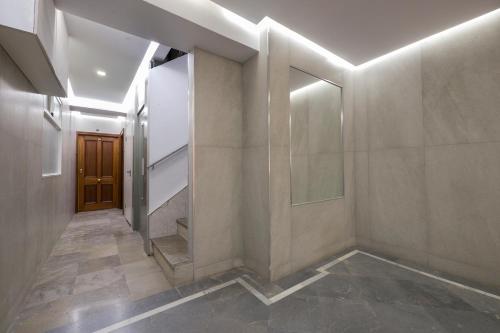 un pasillo con puerta en Apartamento Ribera del Genil Centro, en Granada