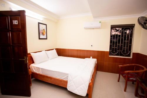 a small bedroom with a bed and a window at Amazing Hotel, Trương Pháp, Quang Phú, Đồng Hới in Dong Hoi