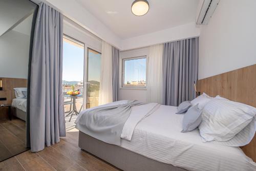 - une chambre avec un grand lit et un balcon dans l'établissement N&N Lux Guest house, à Bar