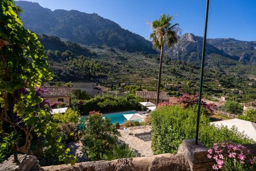 - Vistas a una villa con palmeras y piscina en Hotel Can Verdera, en Fornalutx