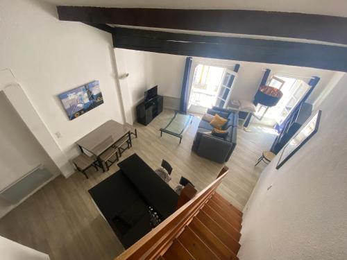 une vue aérienne d'un salon avec un canapé et des chaises dans l'établissement Le Cocon d'Avignon - T2 Duplex 40m2 - Centre historique Intra muros- WIFI CLIMATISATION, à Avignon