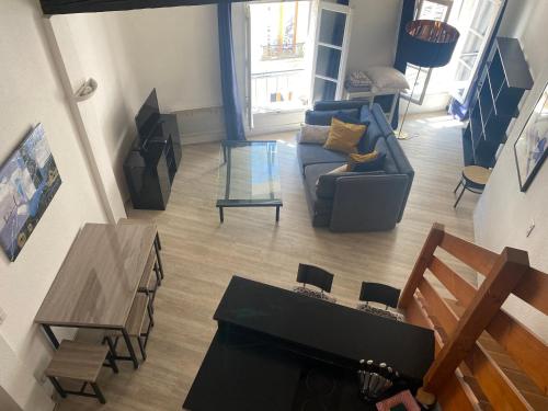 un salon avec un canapé et une table dans l'établissement Le Cocon d'Avignon - T2 Duplex 40m2 - Centre historique Intra muros- WIFI CLIMATISATION, à Avignon