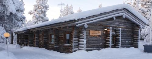 Cabaña de madera con nieve en el techo en Kelo / Lapland, Saariselkä, en Saariselkä