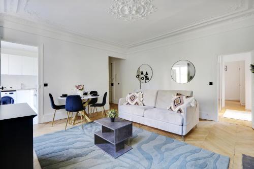 salon z białą kanapą i stołem w obiekcie Charming apartment - 1BR-4P - Parc Monceau w Paryżu