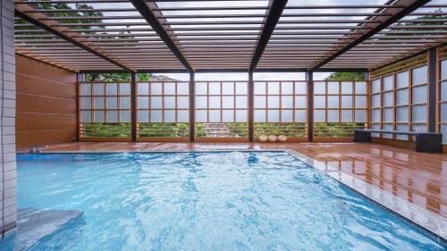 duży kryty basen z dachem w obiekcie KAMENOI HOTEL Atami w mieście Atami