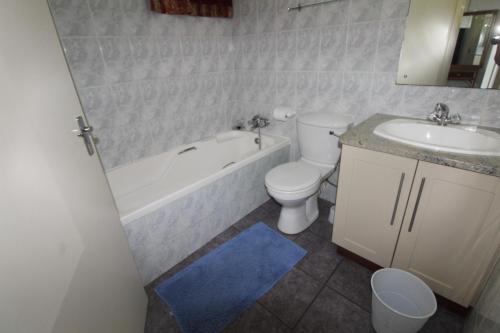 a bathroom with a tub and a toilet and a sink at Boulevard 113 in Margate