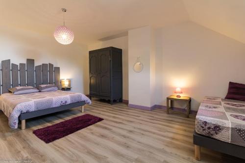 duża sypialnia z 2 łóżkami i komodą w obiekcie Gîte de la Combe Farbet w mieście Darcey