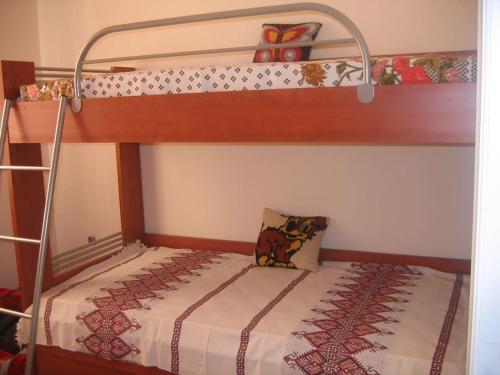 a bedroom with two bunk beds with a bed at Ήσυχο οικογενειακό σπίτι. in Astros