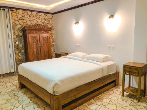 Postel nebo postele na pokoji v ubytování Edge Resort, Yogyakarta