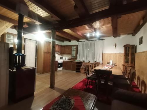 eine große Küche und ein Esszimmer mit einem Tisch und Stühlen in der Unterkunft Holiday House Trnovac in Trnovdc