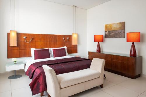 Una cama o camas en una habitación de Fraser Suites Doha