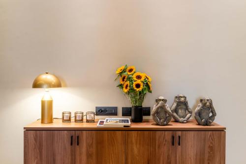 a desk with a vase of flowers and three birds at ELICAL Exclusive Private Suites in Rome