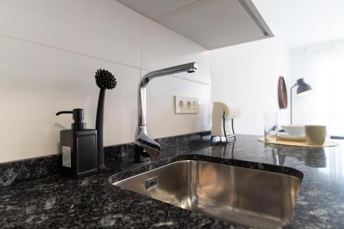 encimera con fregadero y grifo en Cala Luxo en Cala de Mijas a metros del mar, en Mijas Costa