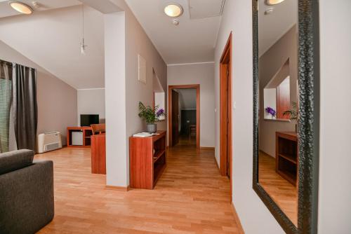 salon z lustrem na ścianie w obiekcie Hotel Laurus - Liburnia w mieście Opatija