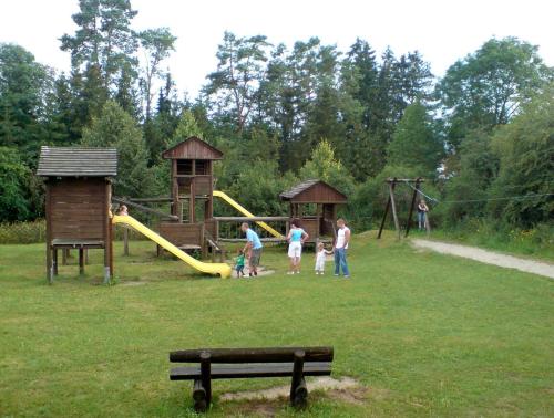 eine Gruppe von Menschen, die auf einem Spielplatz spielen in der Unterkunft Ferienpark Lauterdörfle 4 in Hayingen