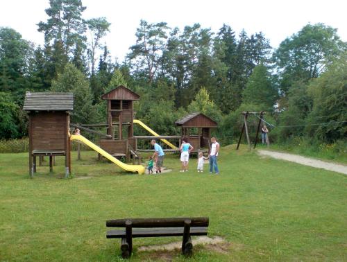 Hayingen的住宿－Ferienpark Lauterdörfle 5，一群人在操场上玩耍