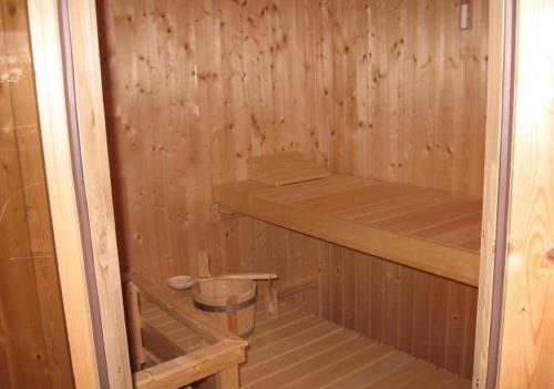 eine Holzsauna mit einem Holzregal darin in der Unterkunft Ferienpension Fremuth in Ruhmannsfelden