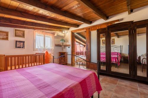 una camera da letto con un letto grande in una stanza di Villa Relax a Galatone