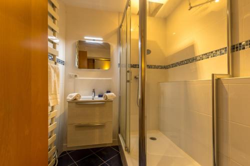 een badkamer met een douche en een wastafel bij Terrasse de la canourgue - Premiere conciergerie in Montpellier