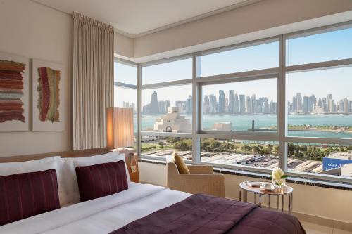Ένα ή περισσότερα κρεβάτια σε δωμάτιο στο Fraser Suites Doha